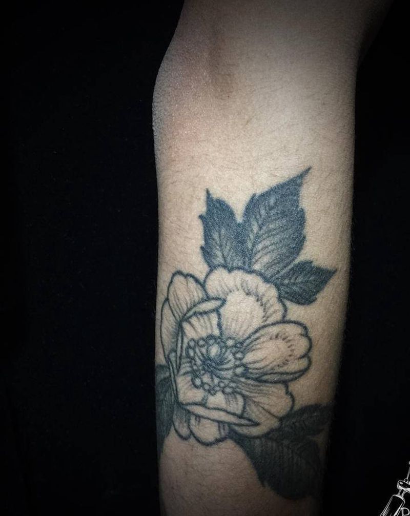 小花纹身图片_手臂Old School点刺纹身图案