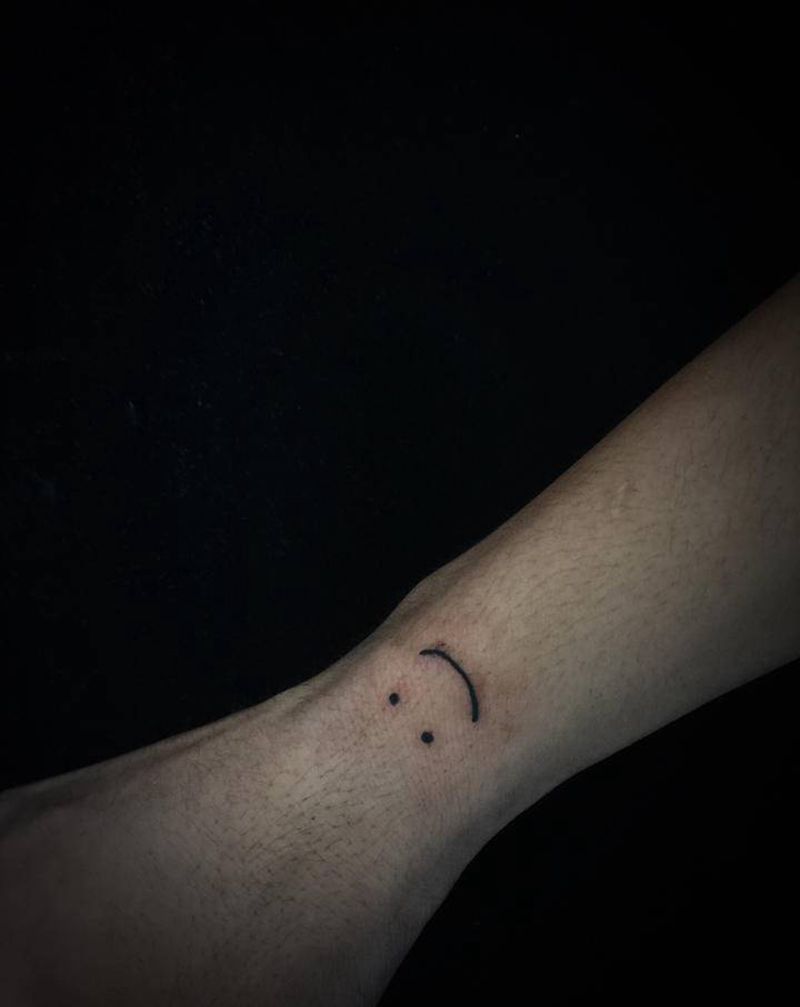 笑脸纹身图片_手部手臂几何纹身图案