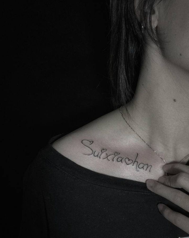 字母纹身图片_胸部花体字纹身图案