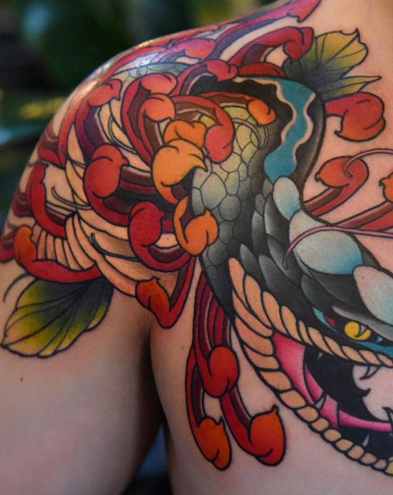 蛇与菊花纹身图片_胸部手臂New School纹身图案