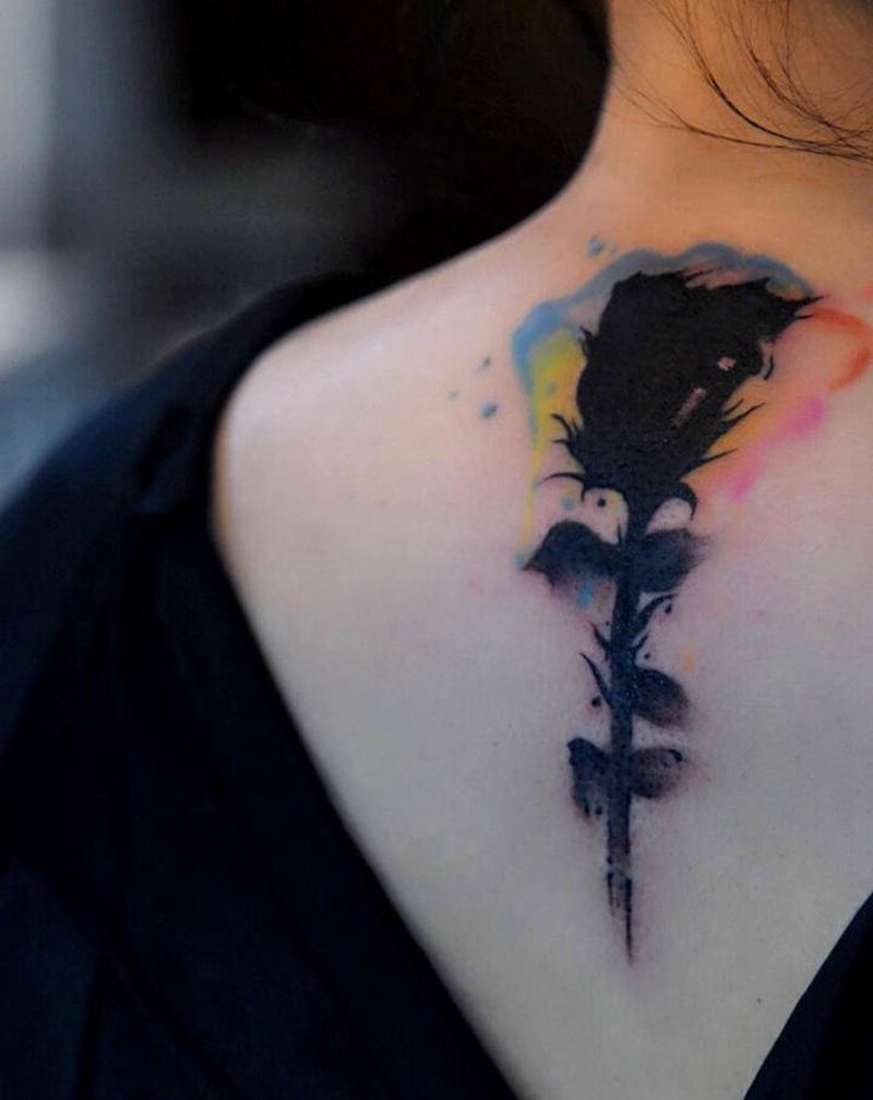 玫瑰花遮盖纹身图片_颈部水墨图腾纹身图案