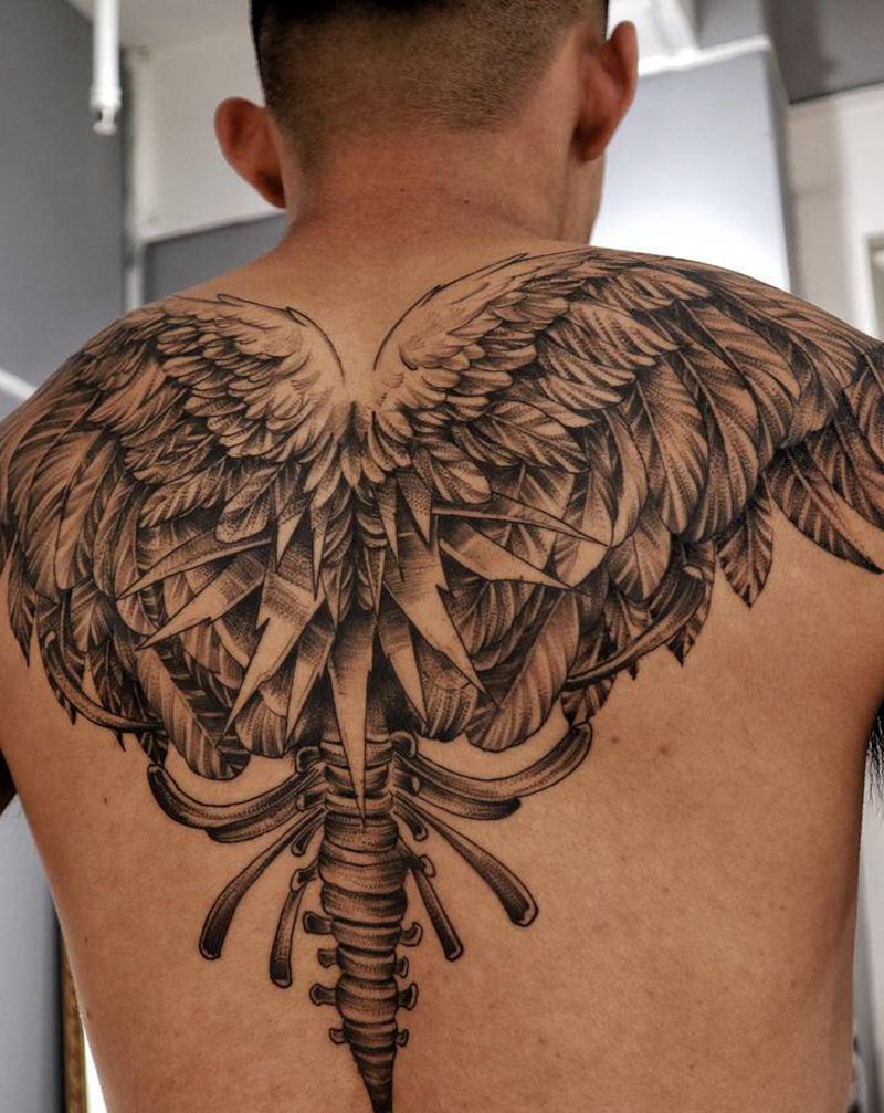翅膀纹身图片_背部肩部点刺欧美写实纹身图案