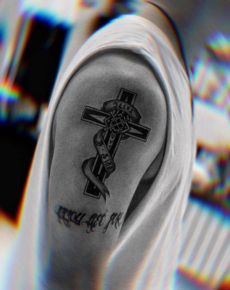 十字架纹身图片_手臂花体字图腾纹身图案