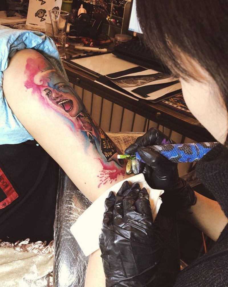 小丑女纹身图片_手臂欧美写实水彩纹身图案