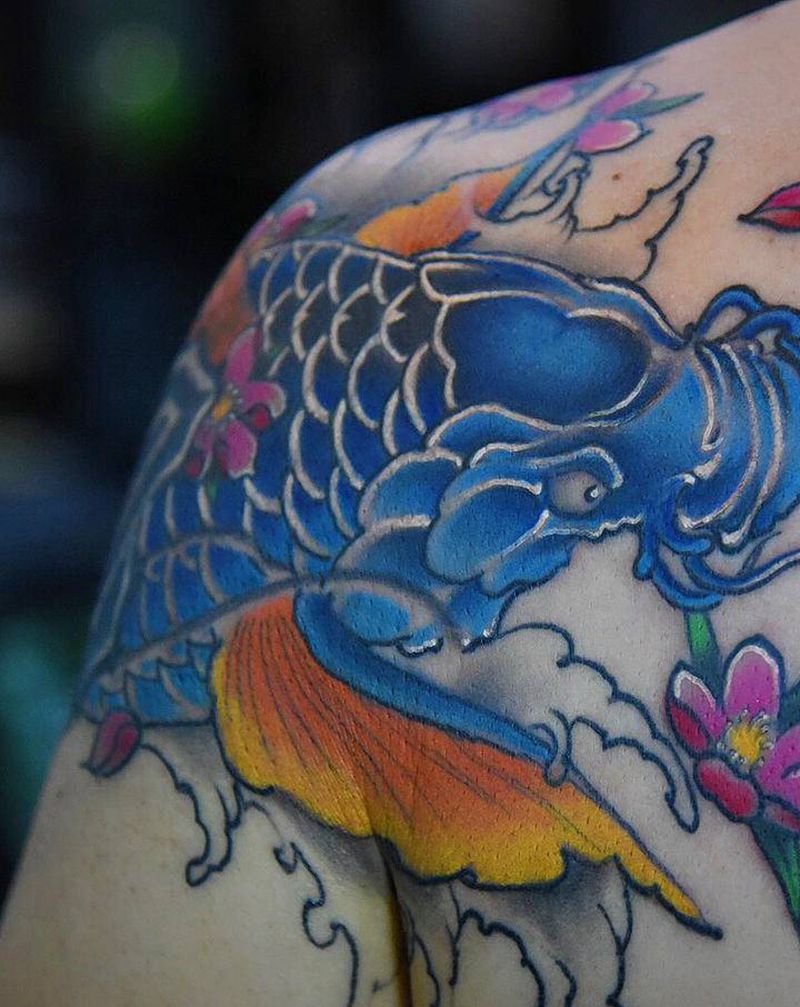 蓝鲤鱼遮盖纹身图片_肩部新传统遮盖纹身图案