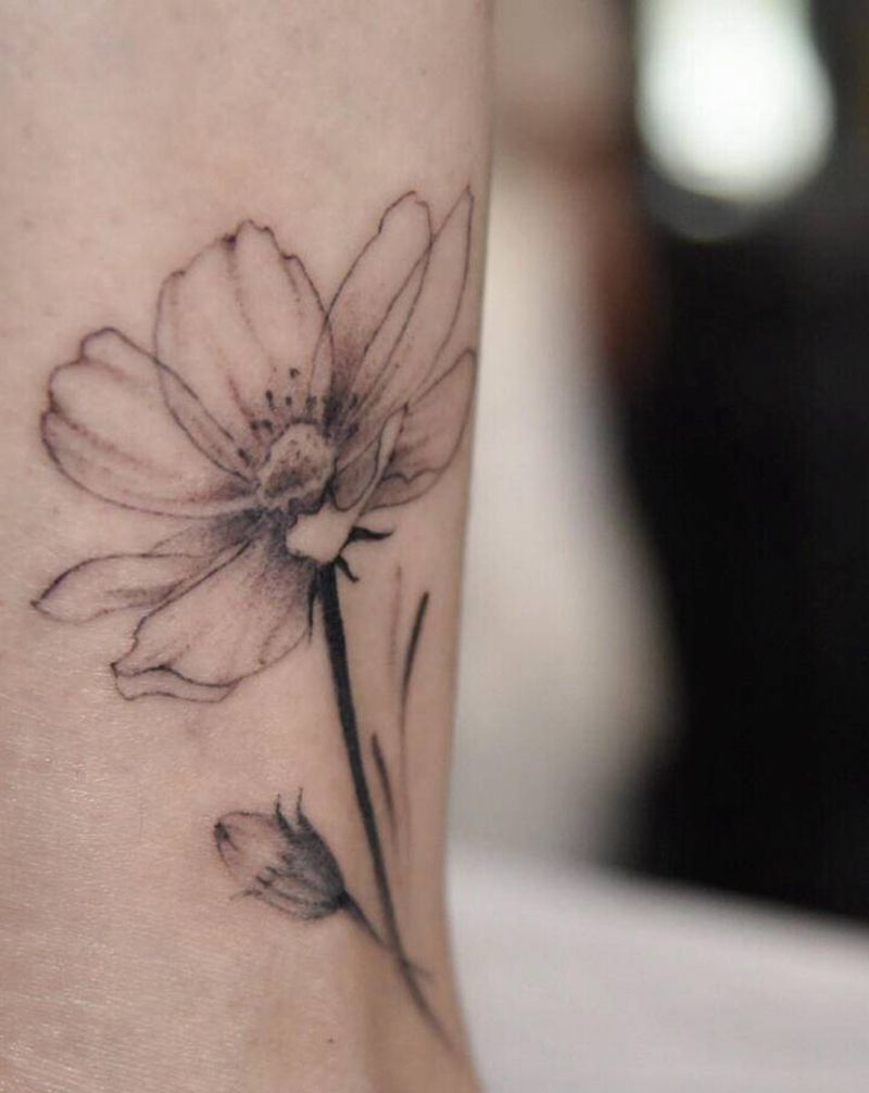 素花纹身图片_脚部点刺纹身图案