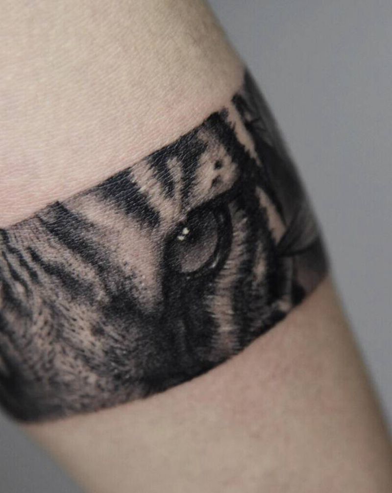 臂环老虎纹身图片_手臂欧美写实纹身图案