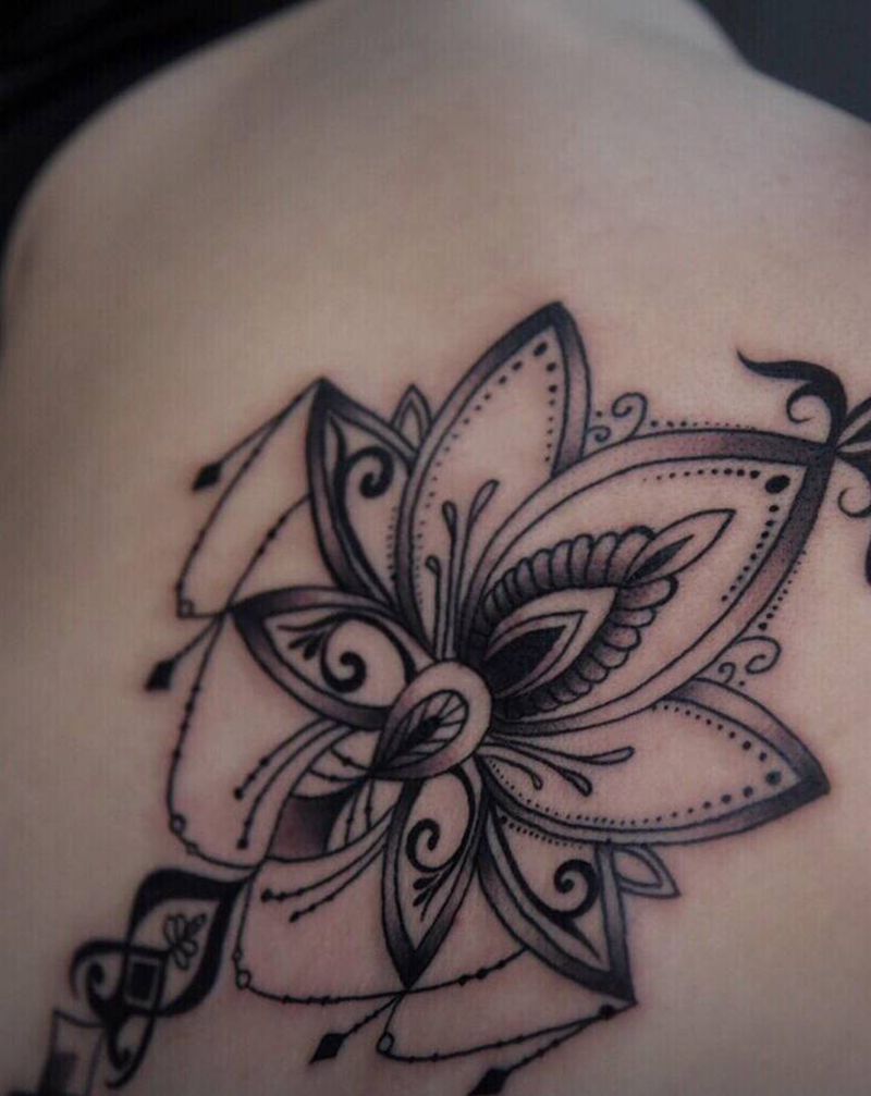 梵花纹身图片_背部点刺纹身图案