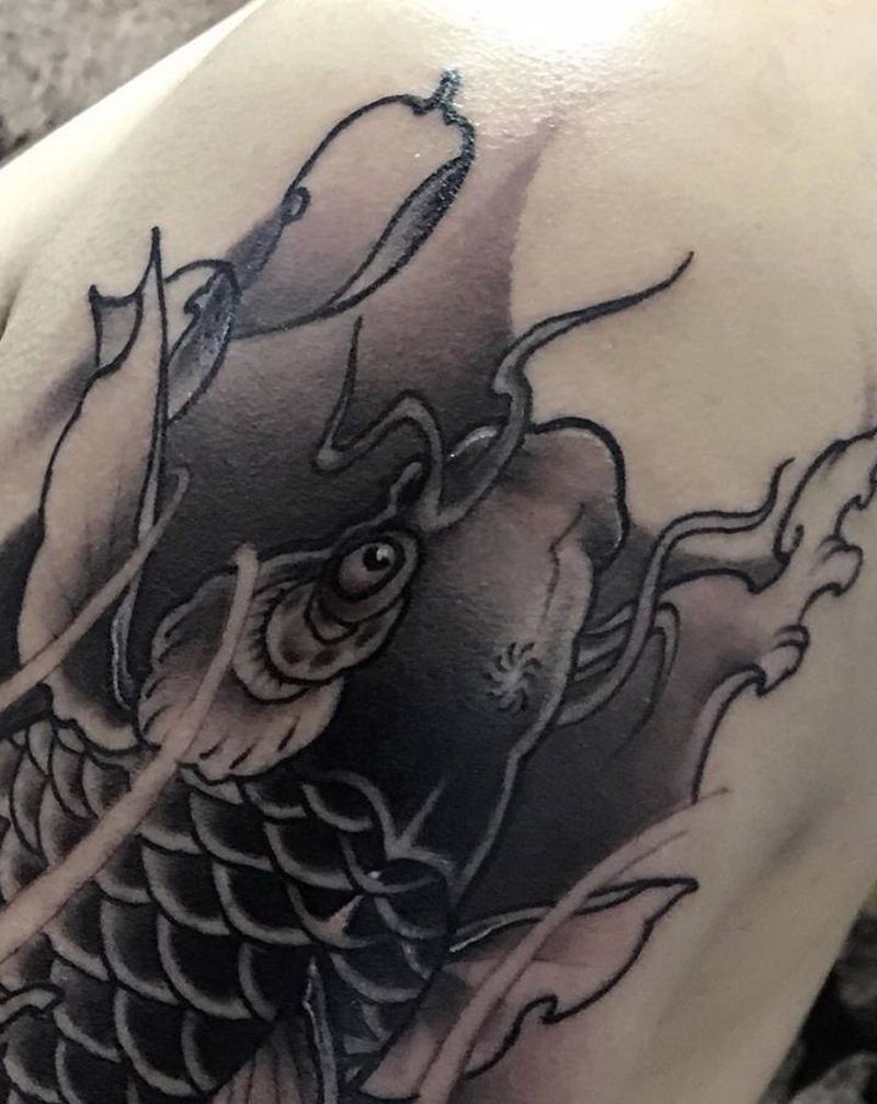 大鲤鱼纹身图片_手臂新传统老传统纹身图案