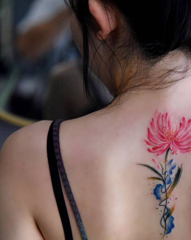 水彩花纹身图片_背部水彩纹身图案