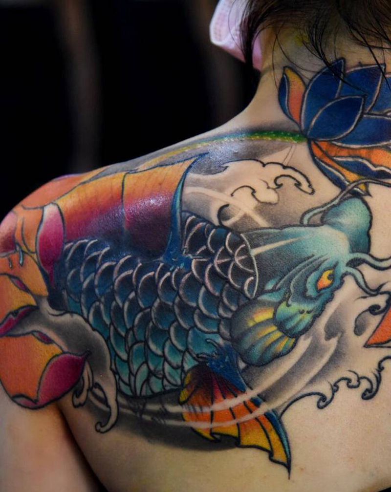 鲤鱼遮盖纹身图片_肩部新传统遮盖纹身图案