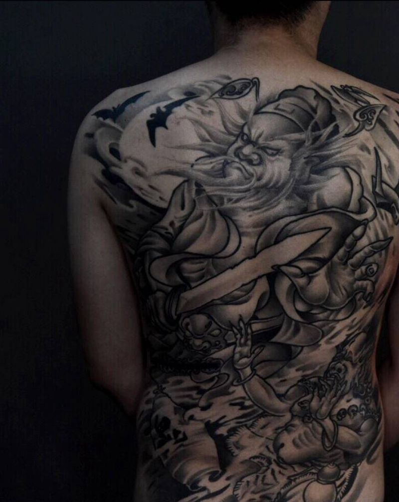 钟馗捉鬼纹身图片_背部新传统钟馗纹身图案