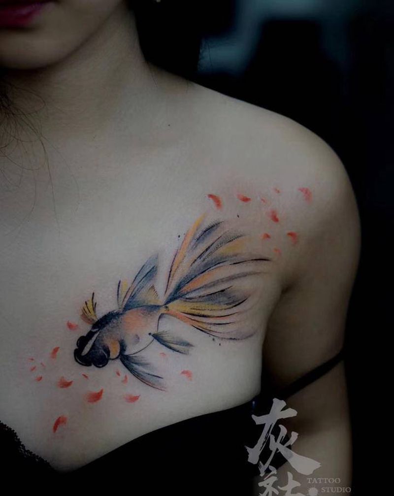 水墨小金鱼纹身图片_胸部水墨鱼纹身图案