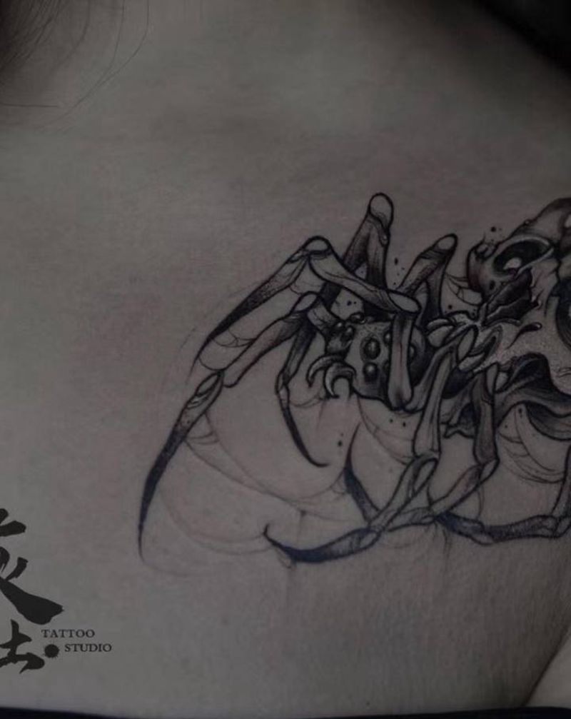 蜘蛛➕骷髅纹身图片_胸部Old SchoolNew School骷髅蜘蛛猎奇纹身图案