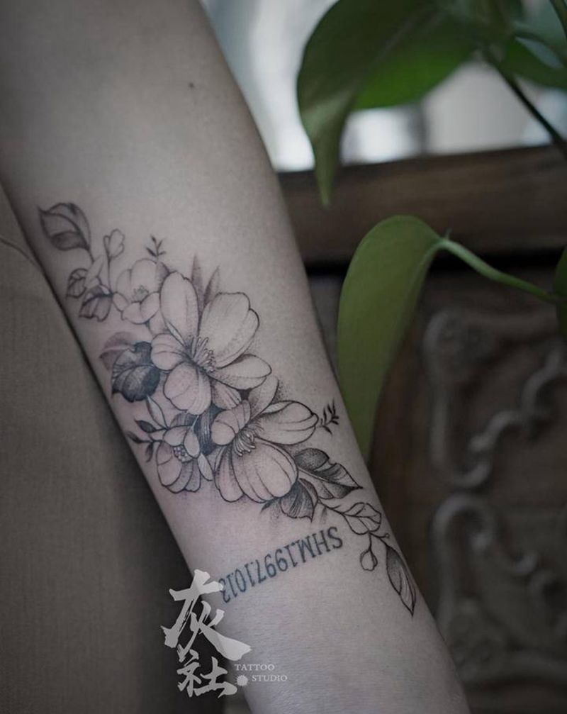 素花纹身图片_手臂点刺水彩素花纹身图案