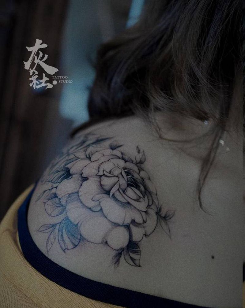 肩花纹身图片_肩部点刺纹身图案