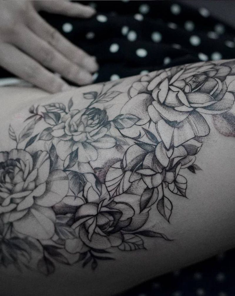 腿花纹身图片_腿部点刺素花纹身图案