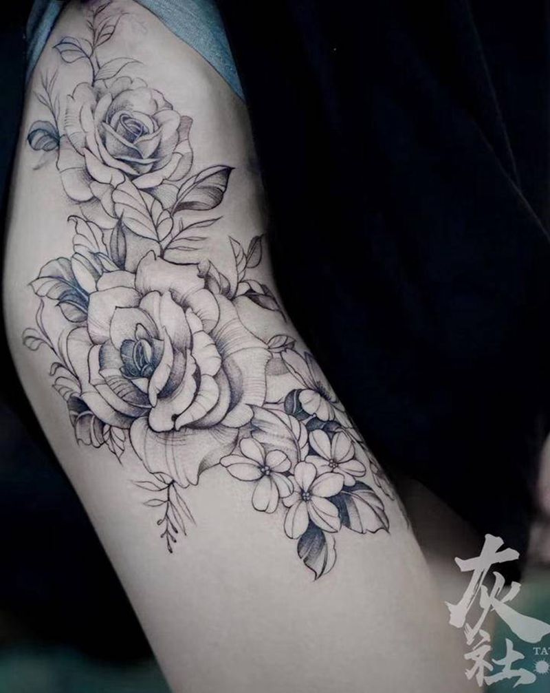 腿花纹身图片_腿部点刺素花纹身图案