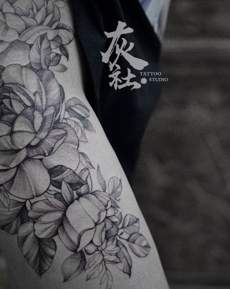 腿花纹身图片_腿部点刺素花纹身图案