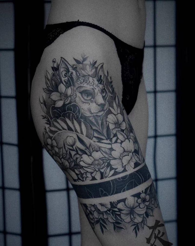 猫➕腿花纹身图片_腿部点刺素花猫纹身图案