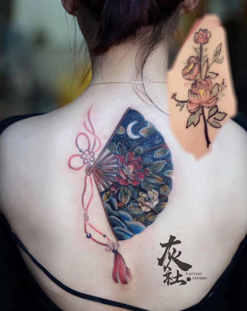 遮盖纹身图片_背部New School水彩扇子花纹身图案