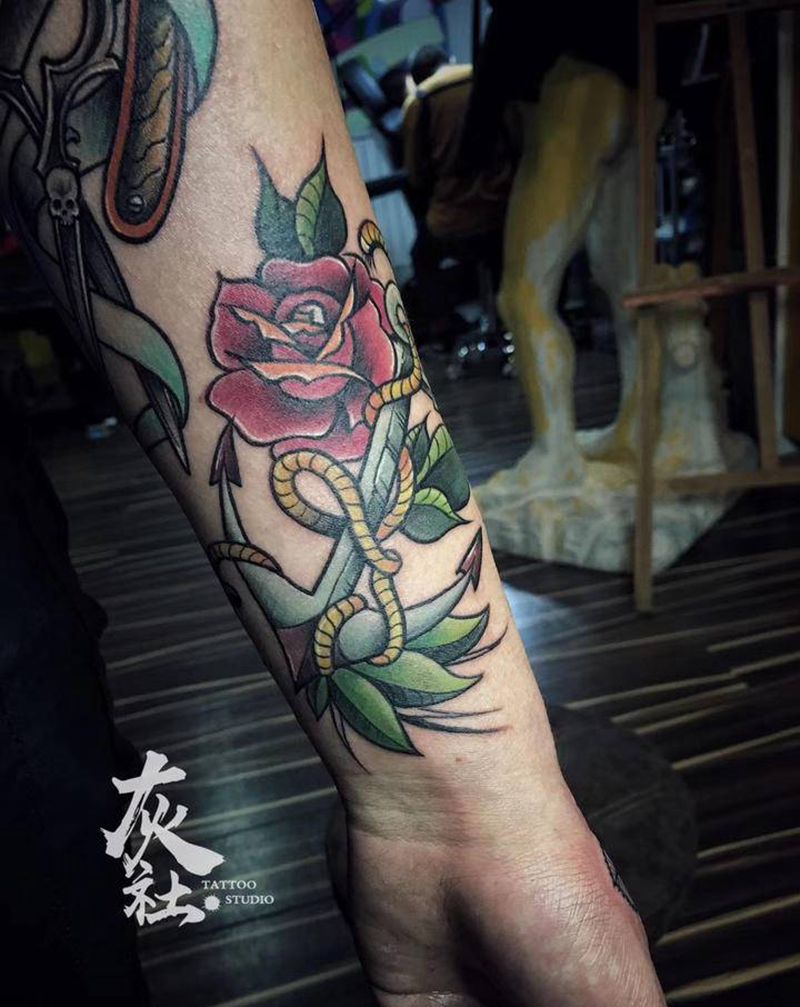 oldschool玫瑰纹身图片_手臂Old School玫瑰纹身图案