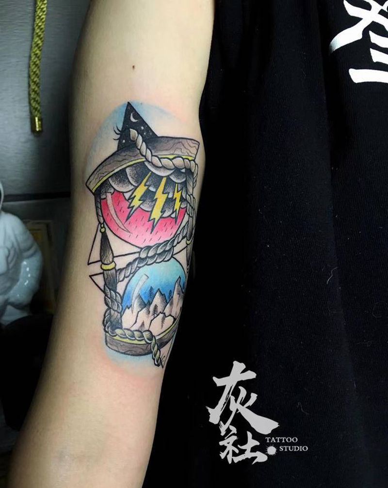 沙漏纹身图片_手臂Old School沙漏纹身图案