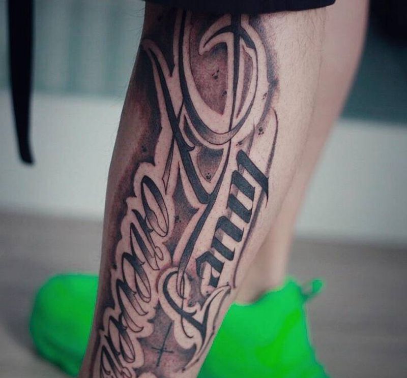 花体字纹身图片_胸部花体字纹身图案