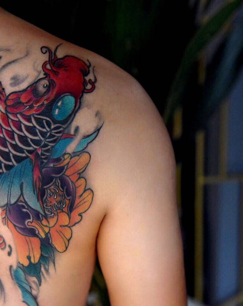 红鲤鱼纹身图片_肩部手臂新传统纹身图案