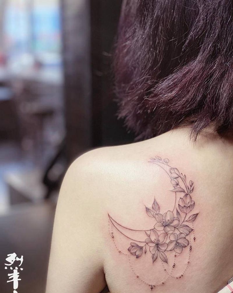 月亮纹身图片_背部点刺素花月亮背部纹身图案