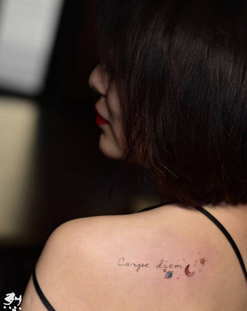 小清新纹身图片_背部肩部水彩小清新字母纹身图案