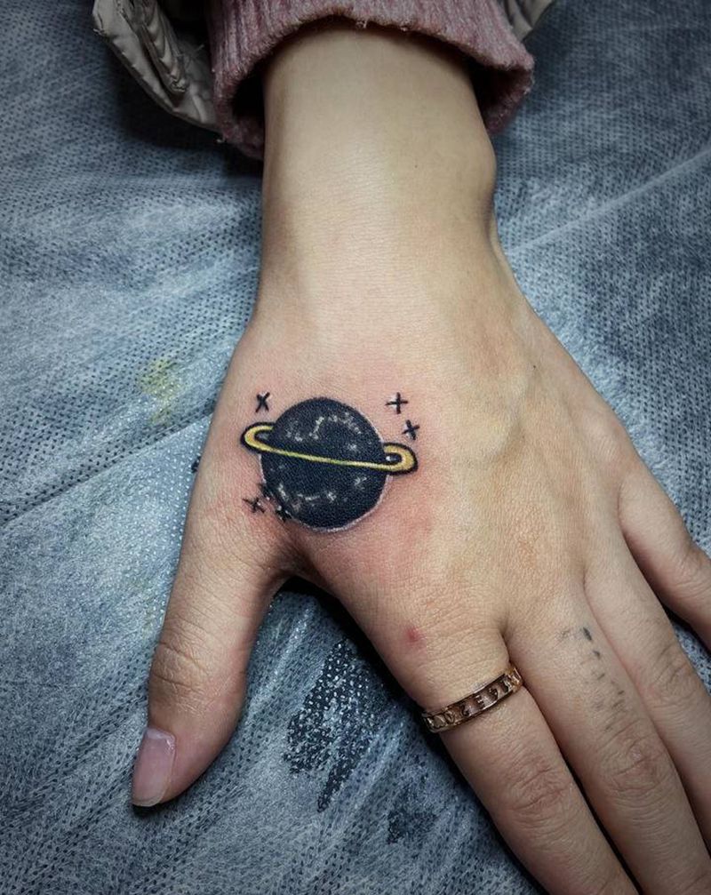 星球遮盖纹身图片_手部点刺纹身图案