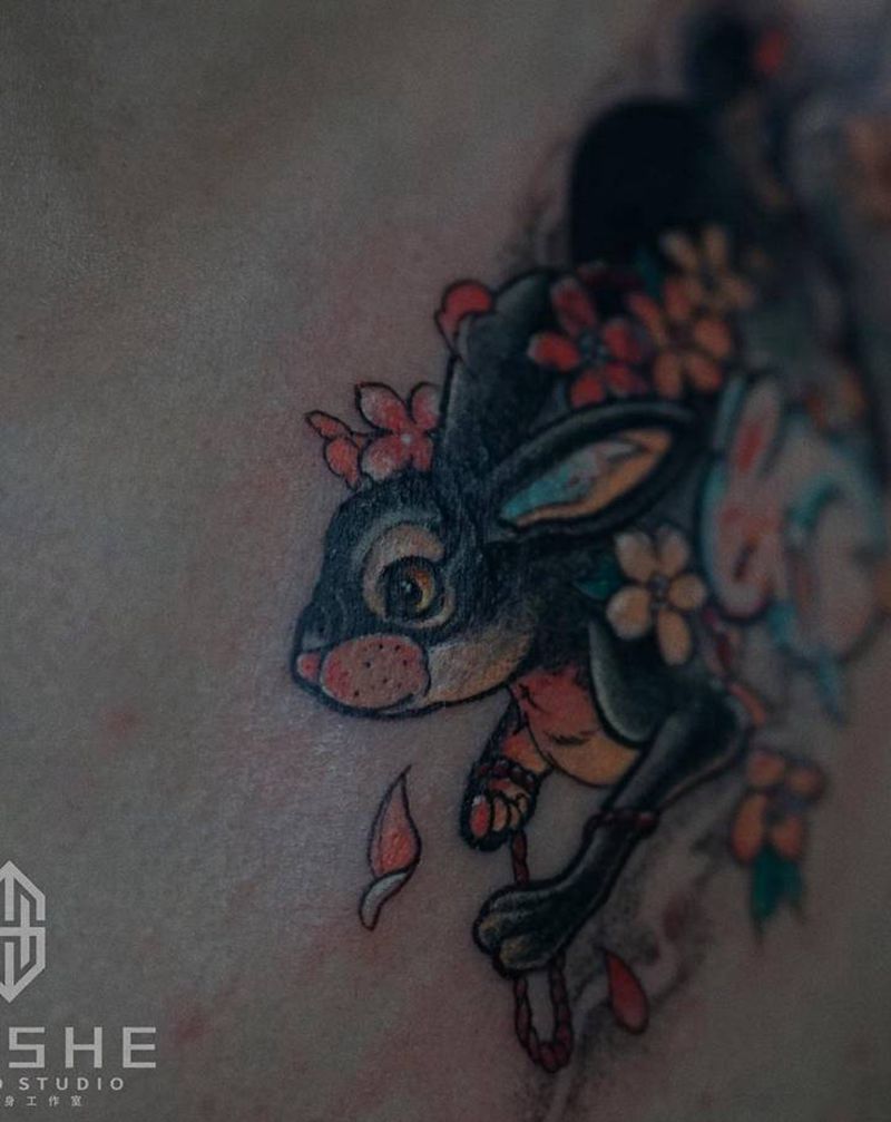 两只兔子纹身图片_胸部New School纹身图案