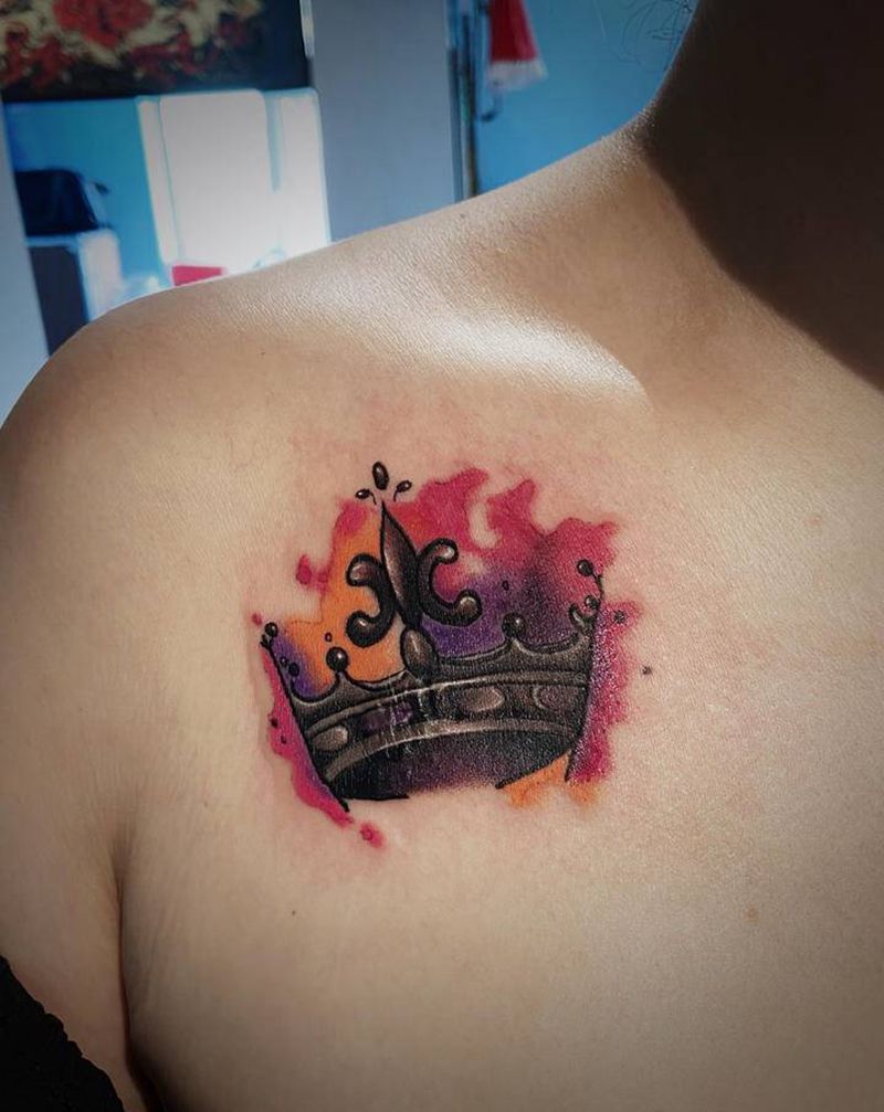 皇冠疤痕遮盖纹身图片_肩部水彩纹身图案