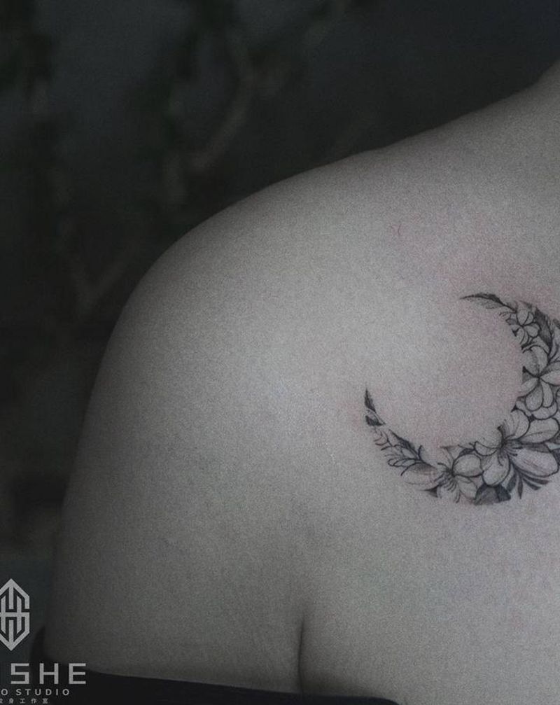 月亮樱花纹身图片_胸部纹身图案