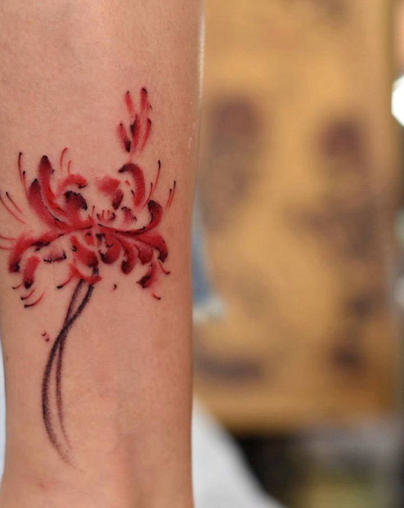 彼岸花纹身图片_腿部脚部水彩水墨花纹身图案