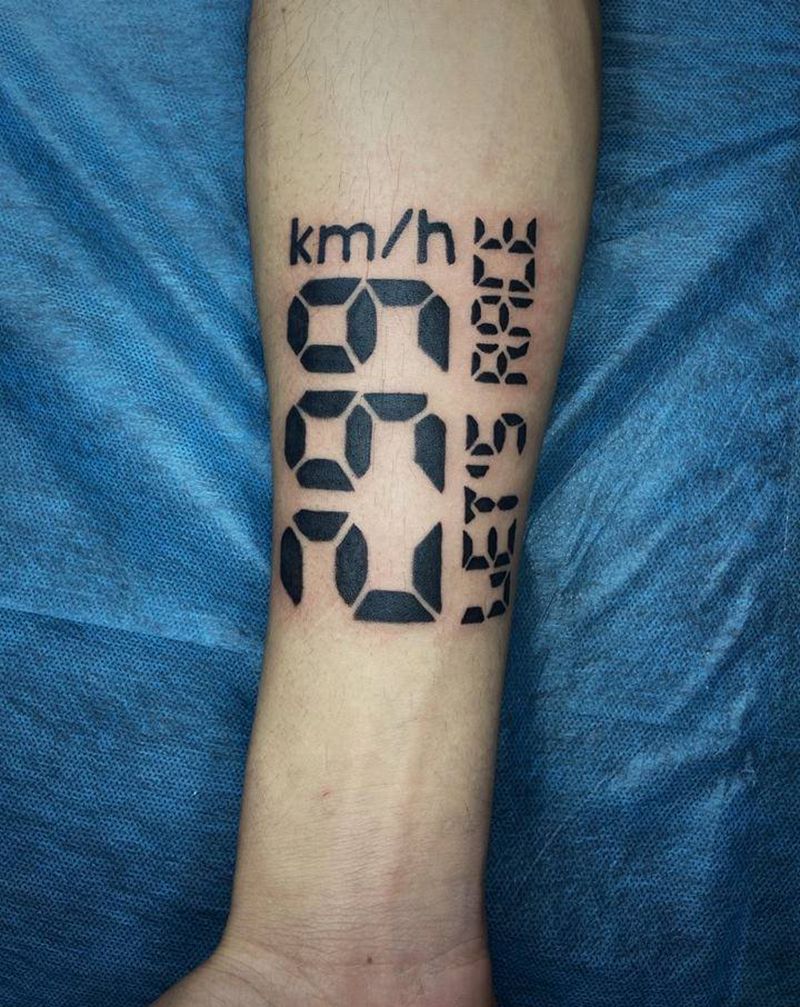 299迈纹身图片_手臂花体字纹身图案