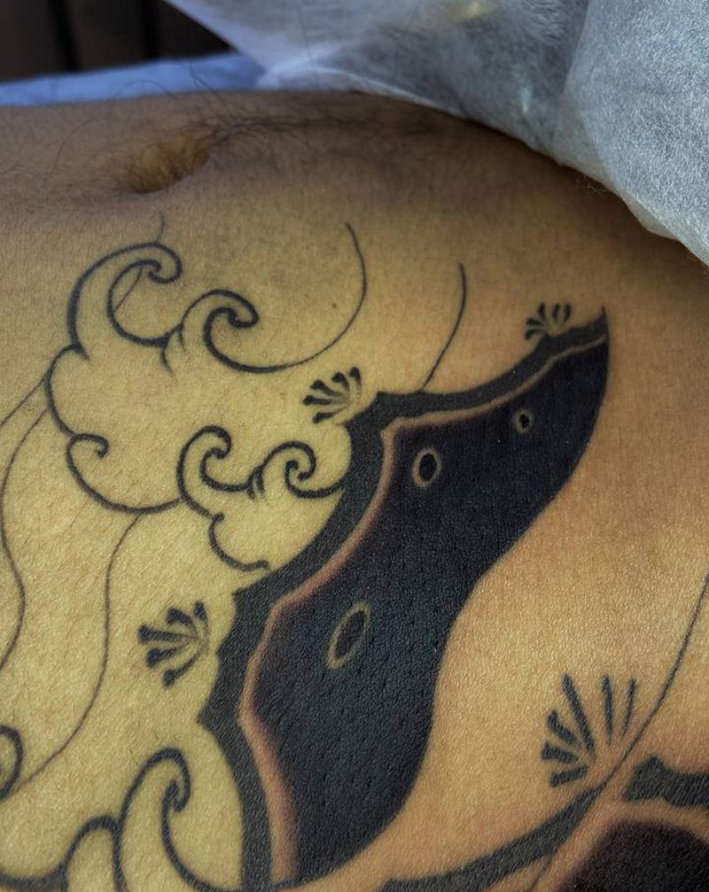 老传统石头纹身图片_腹部老传统纹身图案