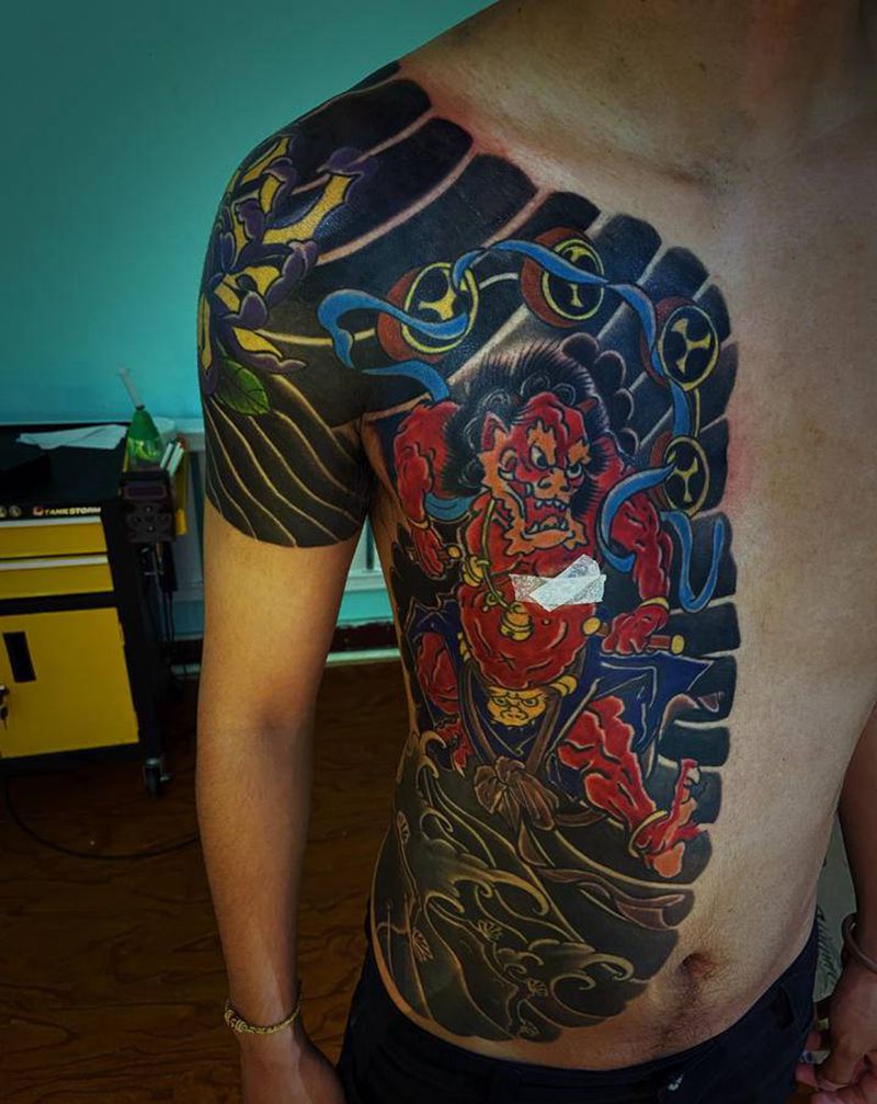 老传统开衫雷神纹身图片_腹部老传统纹身图案