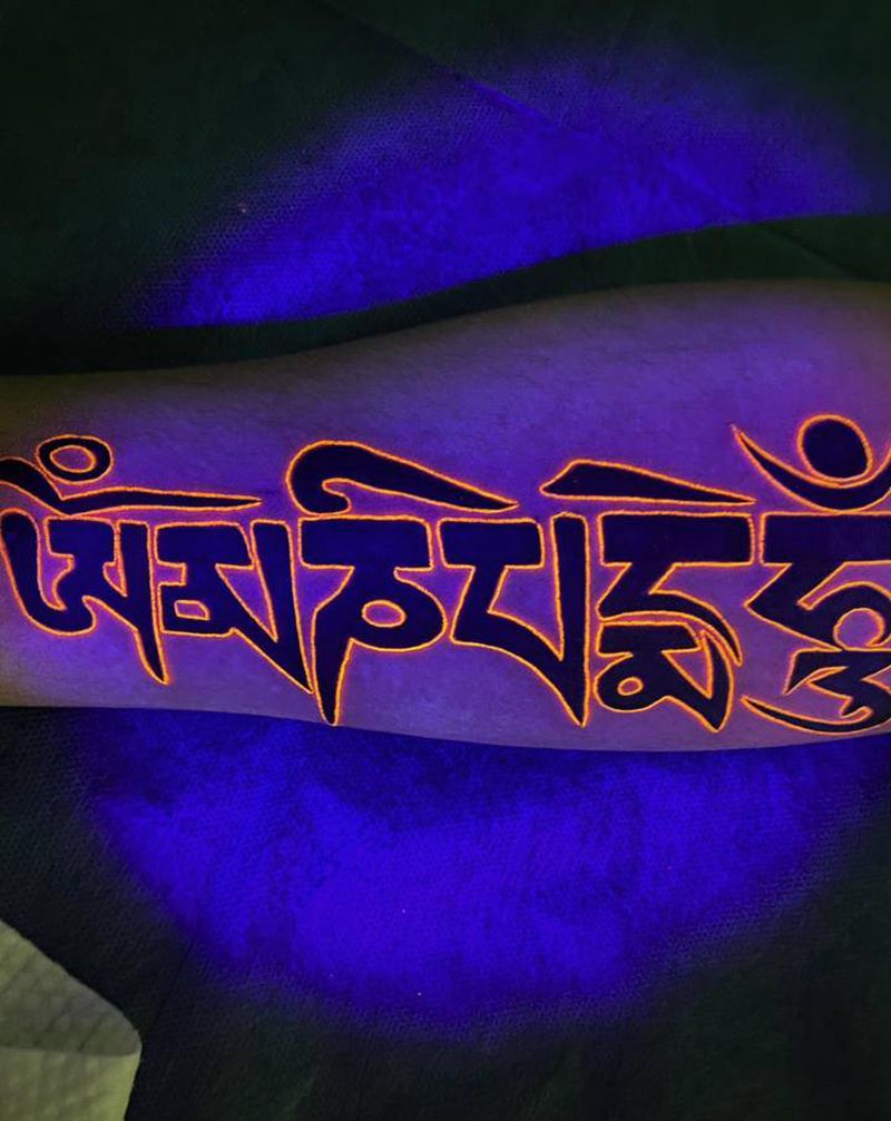六字真言荧光纹身纹身图片_手臂梵文纹身图案