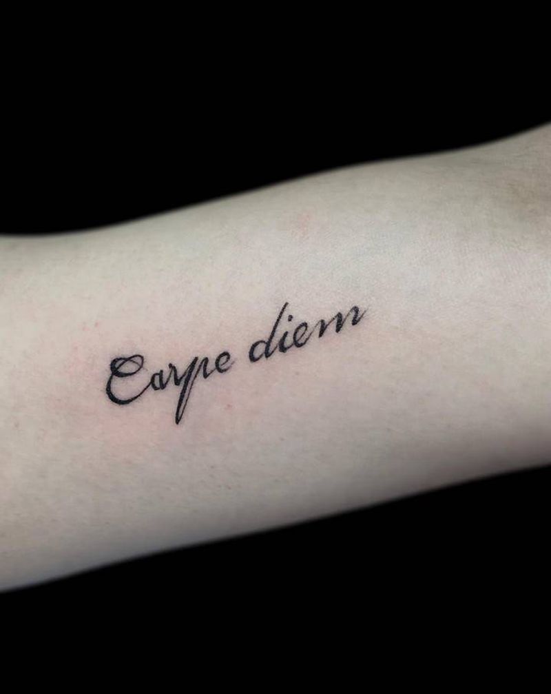 小字母纹身图片_手臂花体字小字母纹身图案