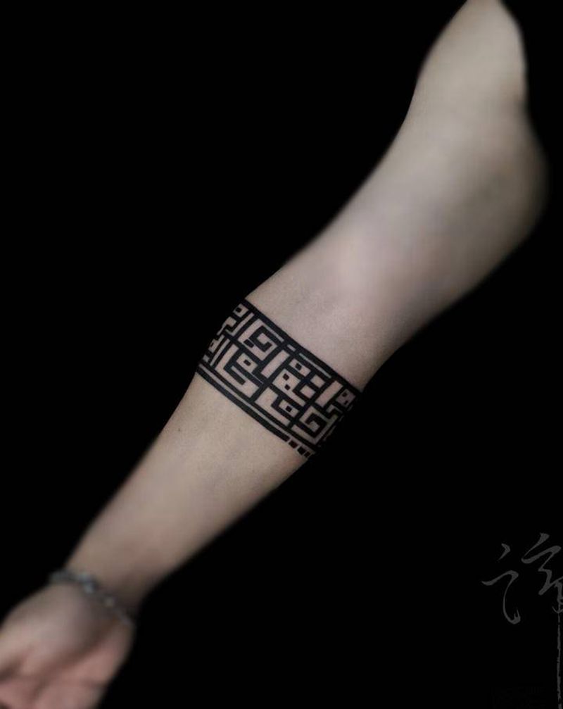 臂环 “小臂”纹身图片_手臂几何图腾臂环纹身图案