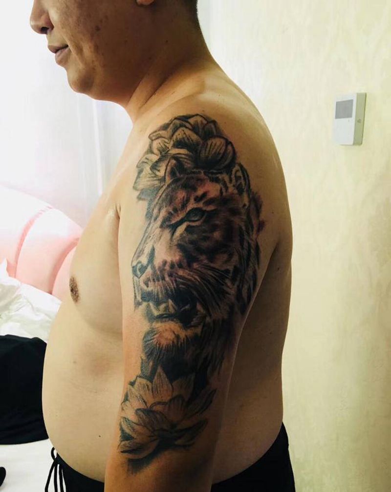 猛虎纹身图片_肩部纹身图案