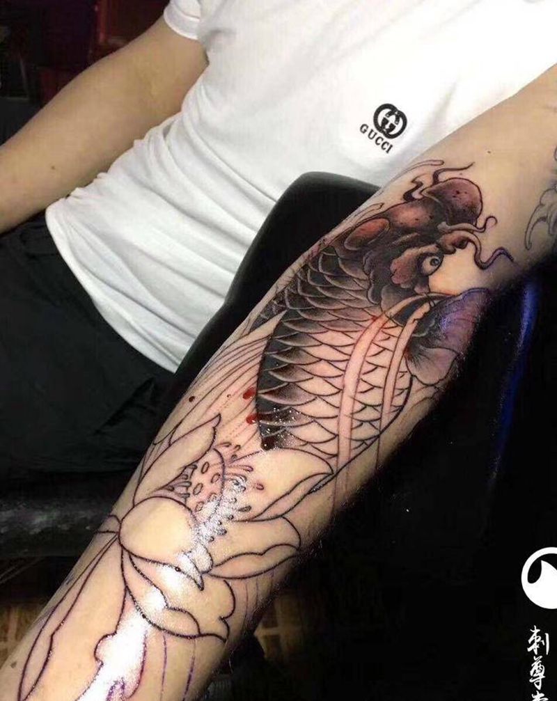 鱼纹身图片_手臂新传统纹身图案