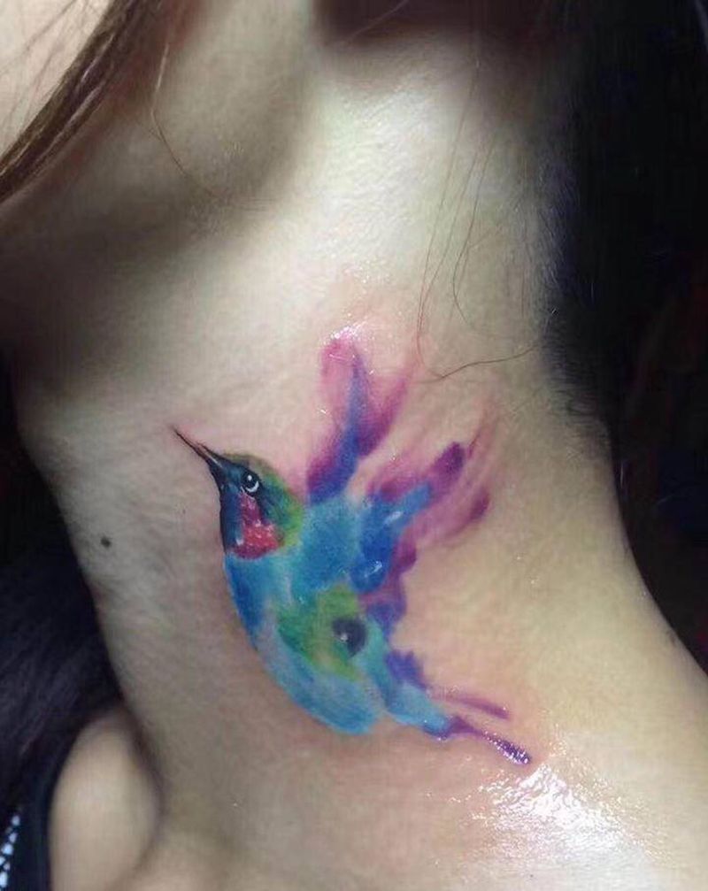 蜂鸟纹身图片_颈部水彩水墨纹身图案