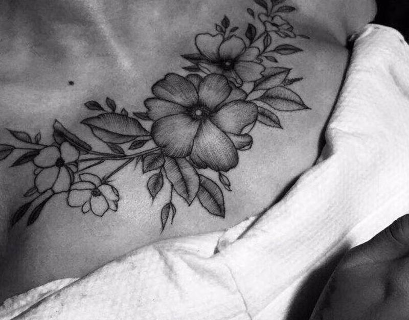 素花纹身图片_胸部点刺纹身图案