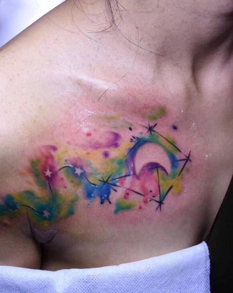 风筝纹身图片_胸部水彩纹身图案