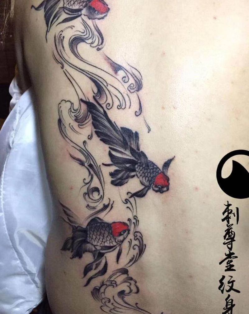 鱼纹身图片_背部水彩新传统纹身图案