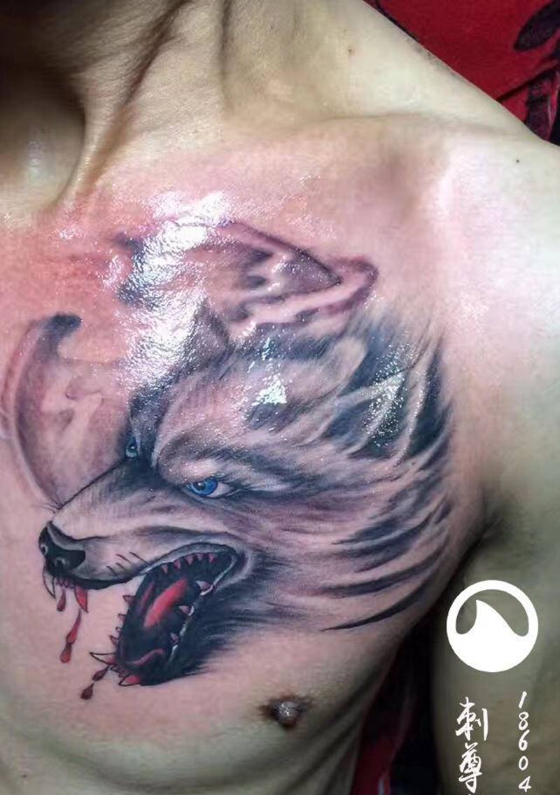 狼纹身图片_胸部新传统纹身图案