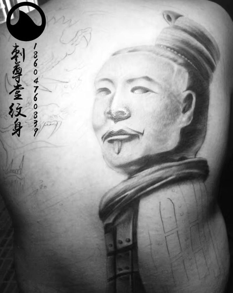 兵马俑纹身图片_背部新传统纹身图案